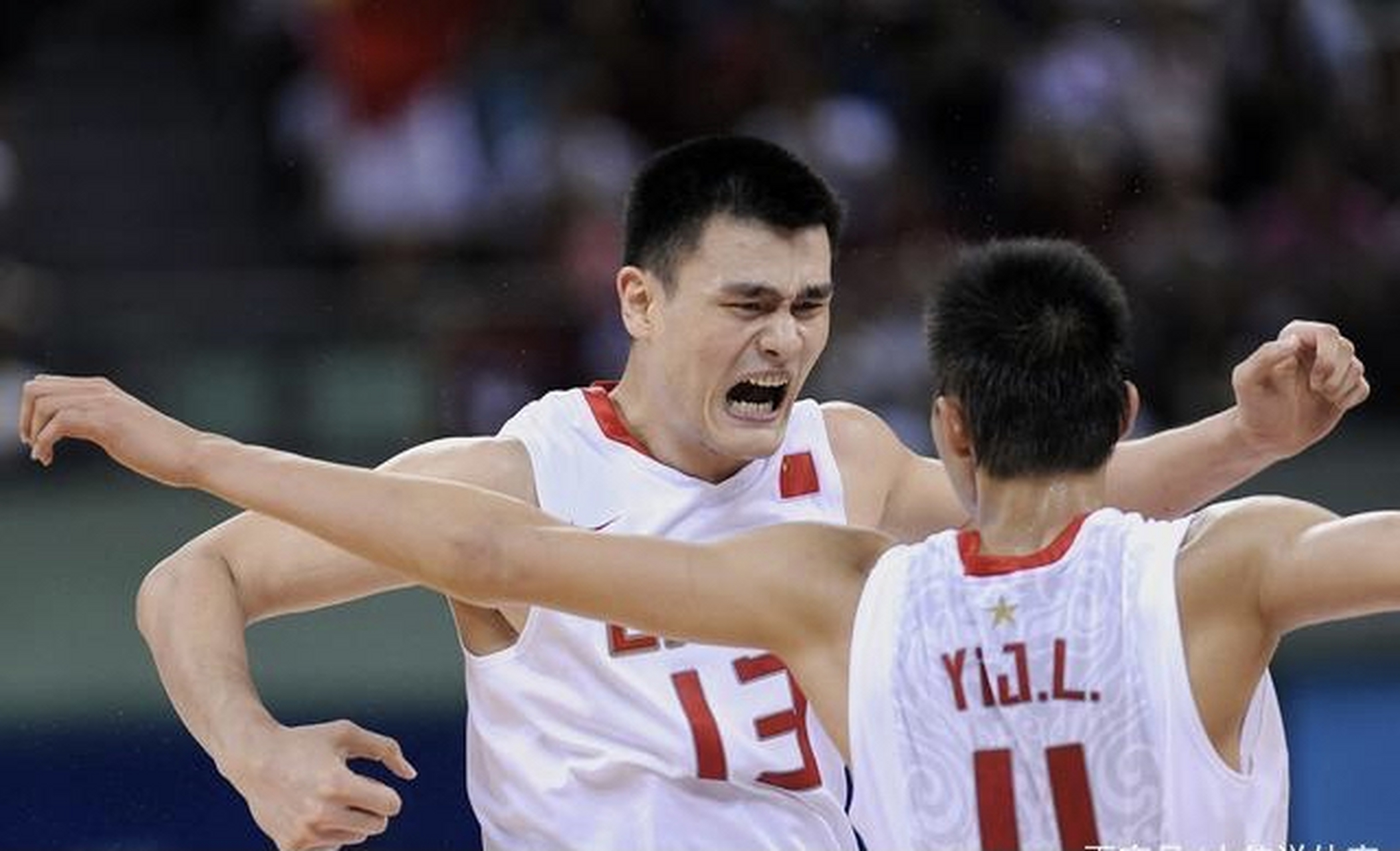 爱游戏-福建队翻盘湖人，易建联点燃赛场