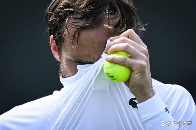爱游戏在线-温网逆转年终总决赛，梅德韦杰夫高光表现